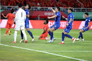 冷静！马来西亚球员犯规撞到徐彬头部，双方在场上发生冲突！